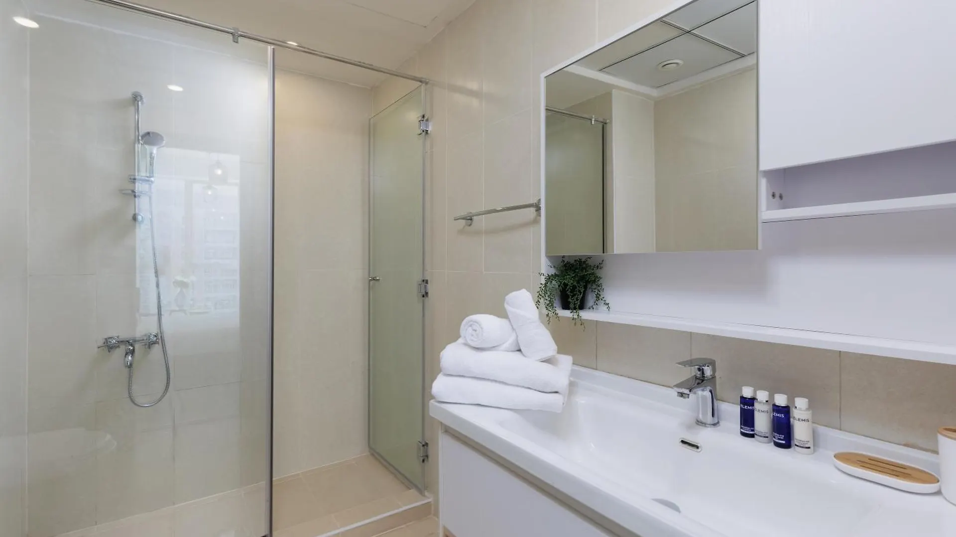 Maison Privee - Modern Urban Retreat In The Heart Of Dubai Marina 0*,  Egyesült Arab Emírségek